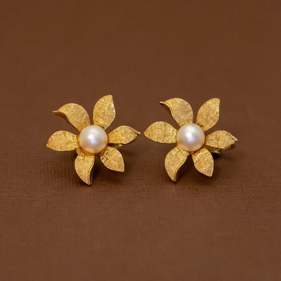 Vintage White Faux Pearl Center Gold Tone Floral Clip On Earrings by Coro - U28 - Picture 1 of 3
